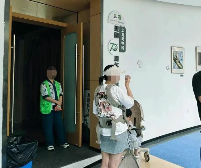 驱赶给婴儿喂奶游客 上海动物园道歉 服务意识欠缺引发争议