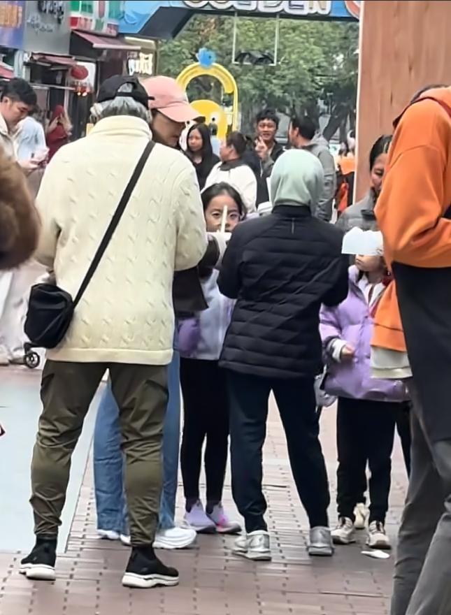 郭晶晶儿子买奶茶给霍震霆喝第一口 家风好暖人心