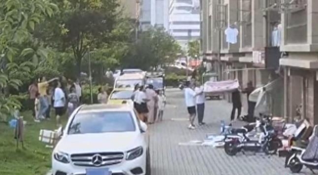 见义勇为！8人用被子接住坠楼女孩获表彰奖励 暖心举动展现人间大爱