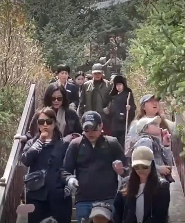 郭晶晶霍啟剛一家五一假期踏青 溫馨畫面曝光