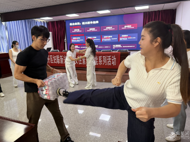 老师和学生搭档示范。通讯员供图