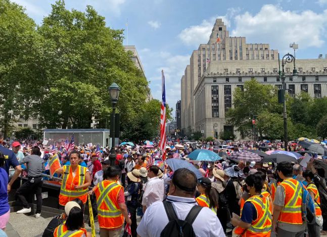纽约华人游行被市长暗指歧视黑人 太欺负人！必须道歉！