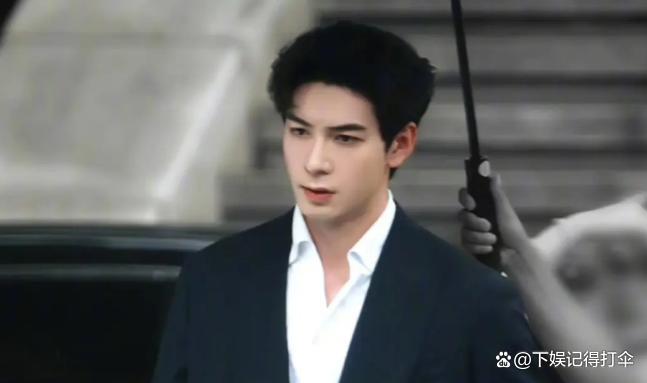 陈星旭在迪丽热巴面前快夹成卡车了 坐腿吻引爆社交平台