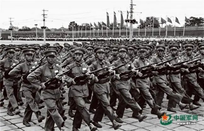 1981年华北大演习阅兵式空降兵方队正步通过检阅台