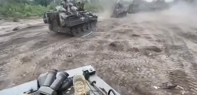 ▲在哈尔科夫州境内巡逻的乌军FV103装甲运兵车