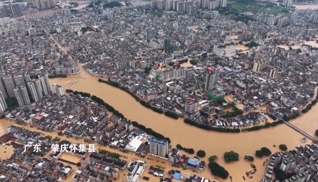 怀集几乎全城泡水，部分路面退水，消防员开展清淤工作