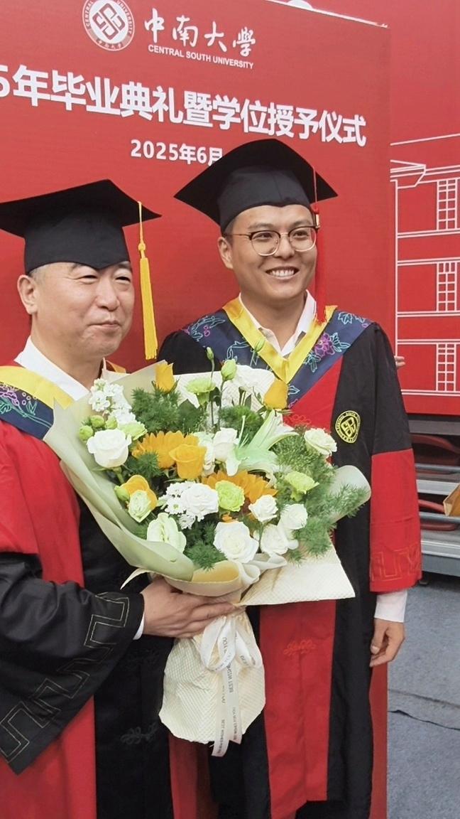 中南大學(xué)畢業(yè)典禮現(xiàn)溫馨一幕