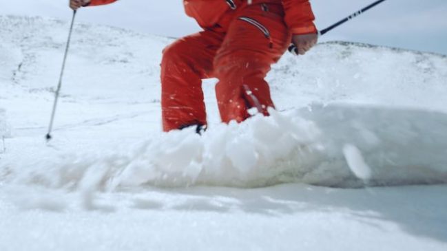 “人类滑雪起源地”惊现巨型“雪地宣言”