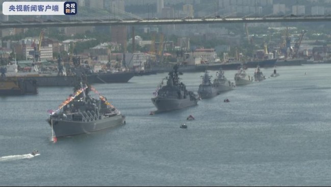 俄罗斯符拉迪沃斯托克举行庆祝海军节活动