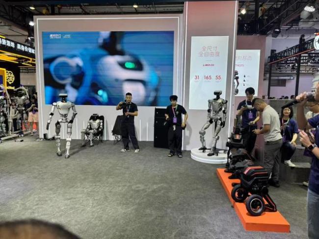 机器人大会：展台水泄不通 观众眼里放光！