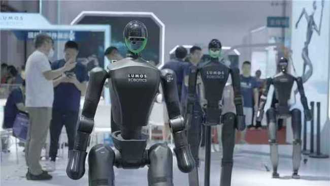 机器人大会：展台水泄不通 观众眼里放光！