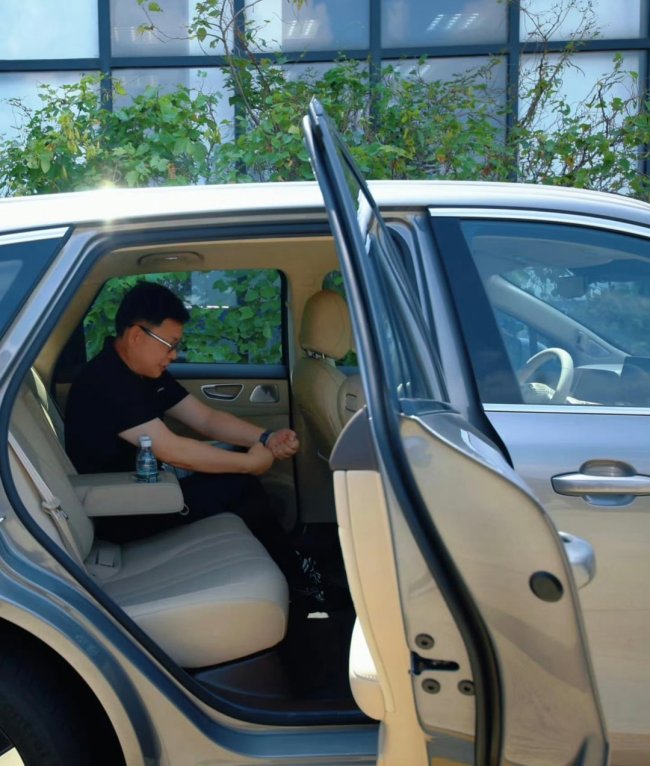 鸿蒙智行“第五界”首车尚界 H5 后排空间曝光,华为余承东坐下后膝部留有超两拳距离