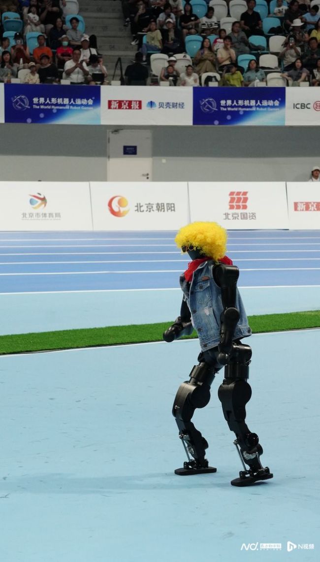 宇树机器人跑步赢了“半马冠军”，为何两家都不太服气？