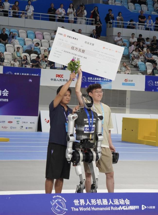 宇树机器人跑步赢了“半马冠军”，为何两家都不太服气？