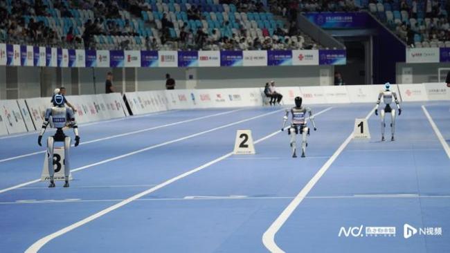 宇树机器人跑步赢了“半马冠军”，为何两家都不太服气？