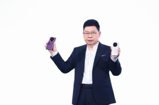 华为新三折叠起售价降2000元 门店排起长龙