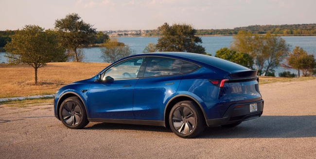 特斯拉 Model Y 标准版在美国上市：织物座椅、封天窗、续航 517 公里，起价跌破 4 万美元