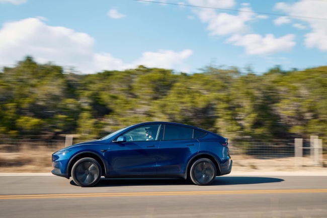 特斯拉 Model Y 标准版在美国上市：织物座椅、封天窗、续航 517 公里，起价跌破 4 万美元