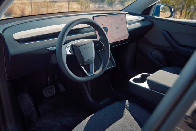 特斯拉 Model Y 标准版在美国上市：织物座椅、封天窗、续航 517 公里，起价跌破 4 万美元