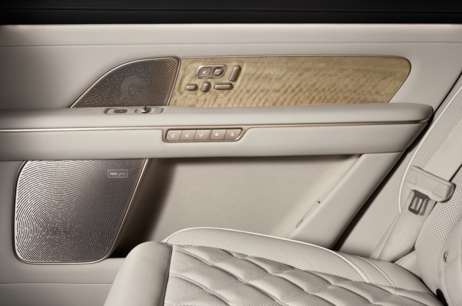 中国市场尺寸最大纯电 SUV:全新蔚来 ES8 预售,41.68 万 / 租电 30.88 万元起