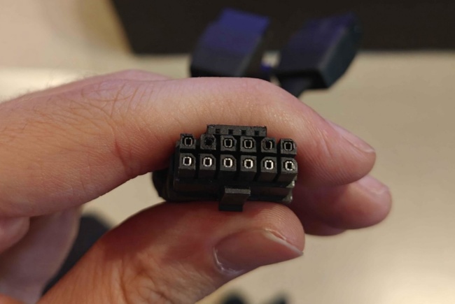 AMD RX 9070 XT 显卡首次报告 16 针接口熔化,入门电源等原因导致