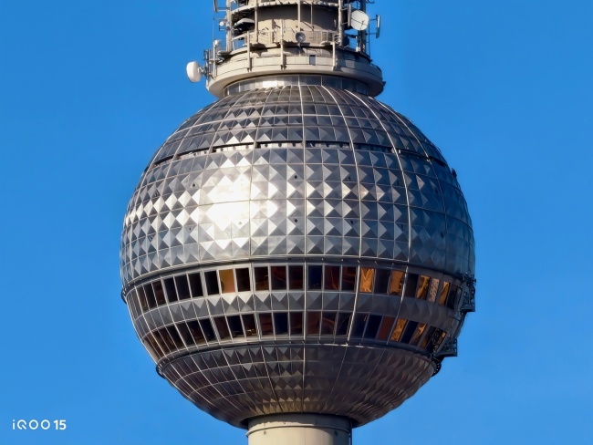 iQOO 15 手机搭载 5000 万索尼超级潜望长焦，支持至高 100 倍变焦