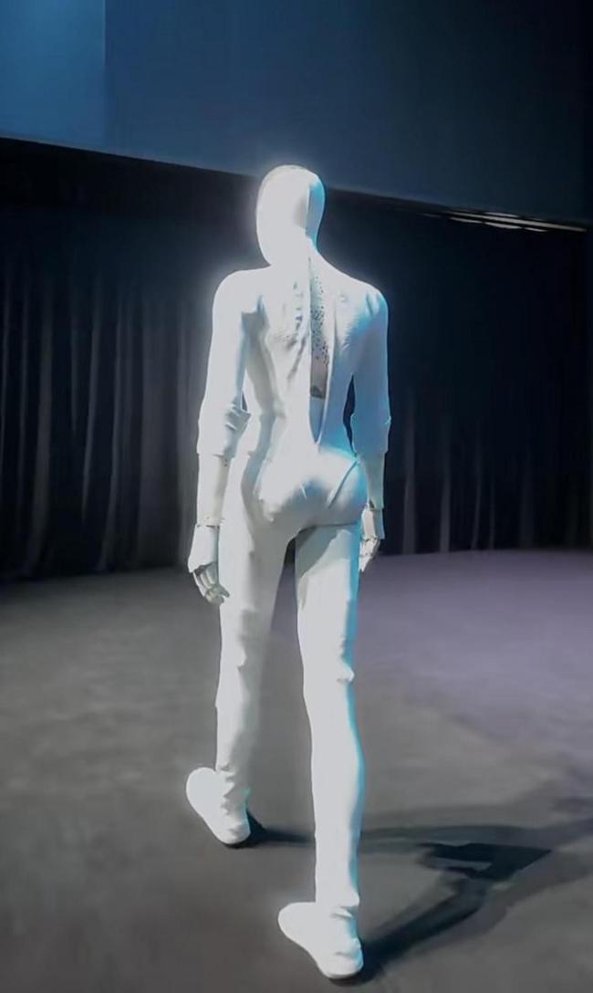 小鹏IRON因太逼真“被迫”自证,人形机器人商业化春天已至?