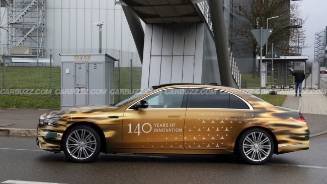 奔驰新 S 级轿车路试图首曝，金色 140 周年纪念版伪装