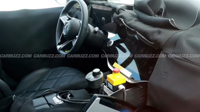 奔驰新 S 级轿车路试图首曝，金色 140 周年纪念版伪装