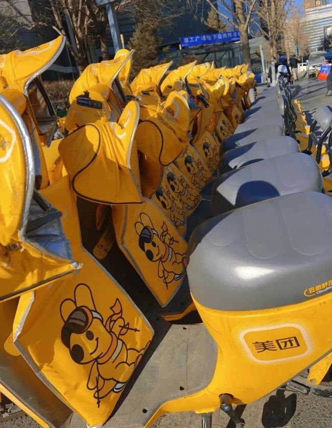 不止有“暖暖手套”，全国 140+ 城市和地区的美团电单车陆续装上挡风被