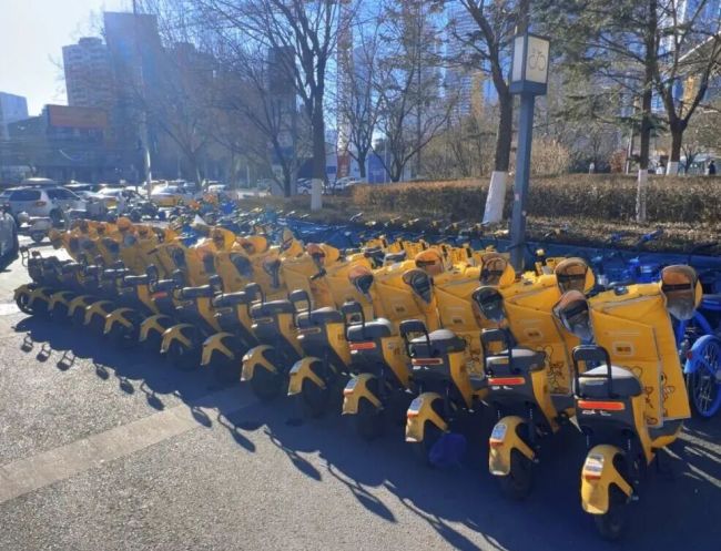 不止有“暖暖手套”，全国 140+ 城市和地区的美团电单车陆续装上挡风被