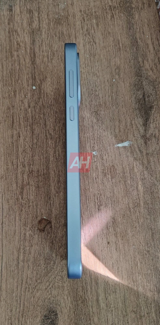 国际版一加 Turbo 手机实物图曝光:9000mAh 电池、骁龙 7s Gen 4 芯片