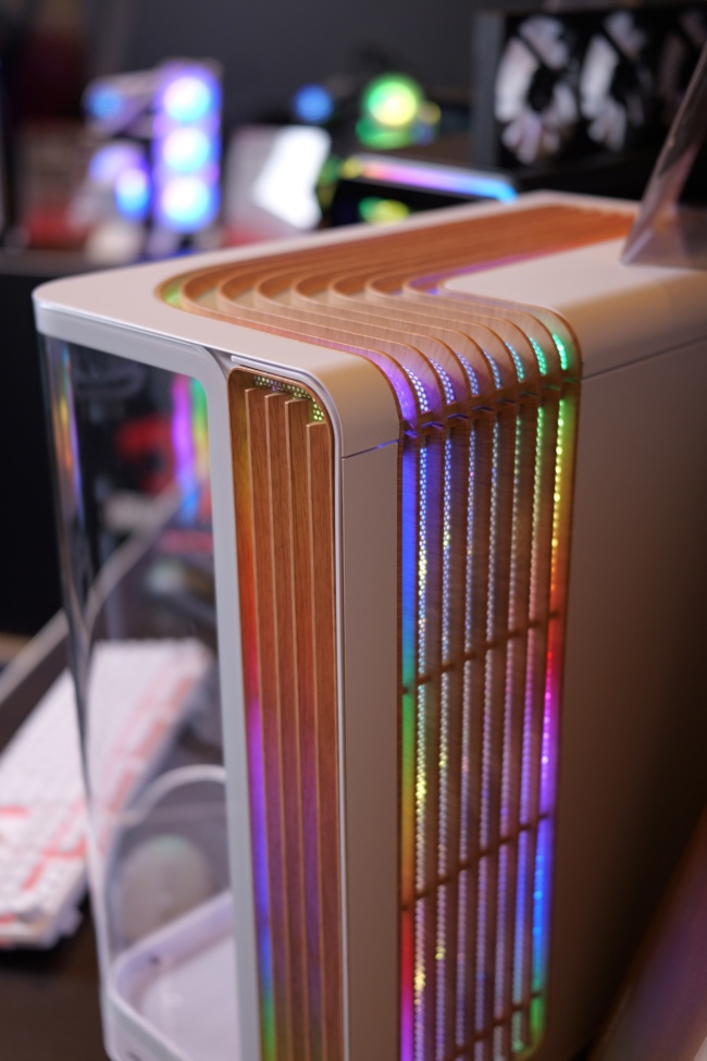 iBUYPOWER 展示第十代整机 PC 组件，包含多款机箱、散热