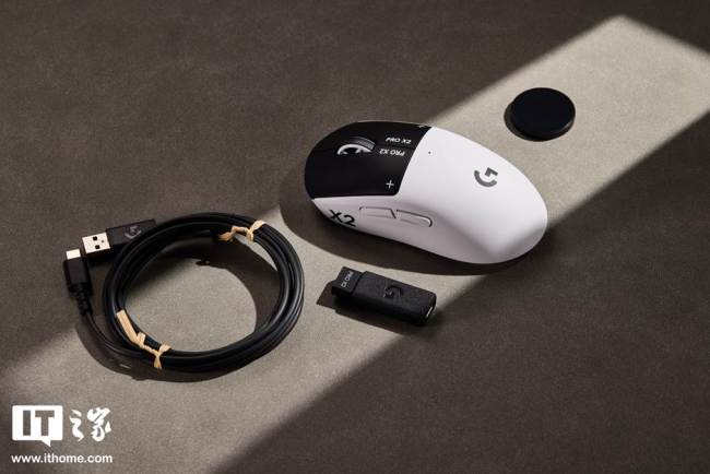 IT之家开箱罗技 GPW5 雪豹电竞鼠标图赏,业界首发可调电磁微动、全新黑白撞色