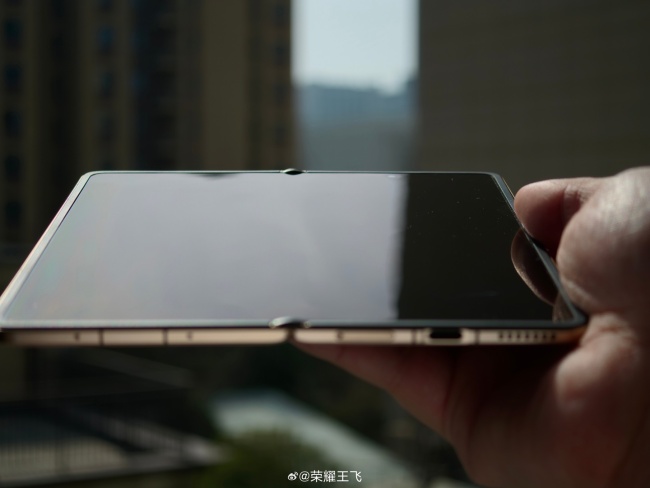 折痕几乎看不见：荣耀王飞晒 Magic V6 内屏，称折叠屏前提应是不妥协的轻薄