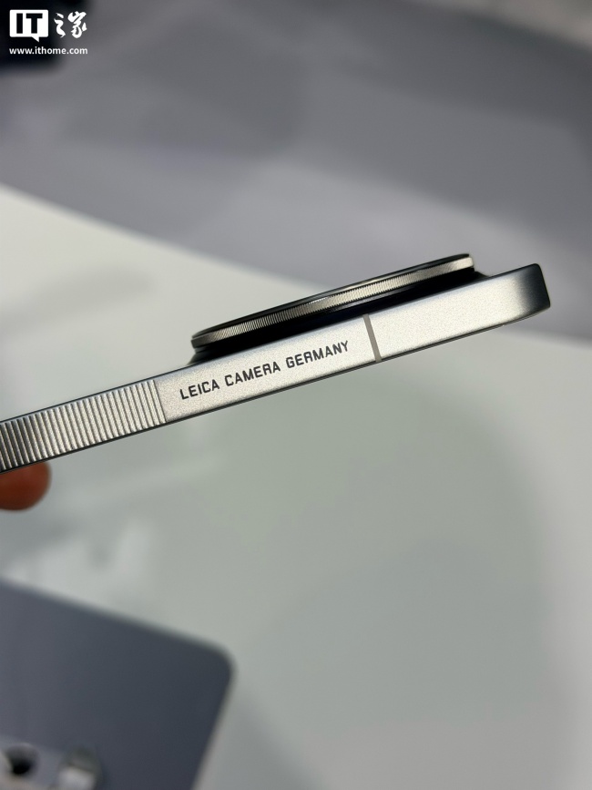 IT之家图赏小米 17 Ultra 徕卡海外版“LEITZPHONE”实拍:差异化后盖设计,香槟金边框