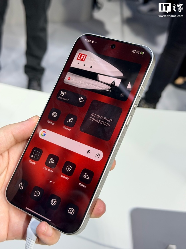 IT之家图赏小米 17 Ultra 徕卡海外版“LEITZPHONE”实拍:差异化后盖设计,香槟金边框