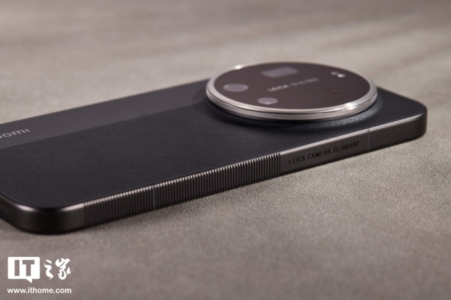 IT之家图赏小米 17 Ultra 徕卡海外版“LEITZPHONE”实拍:差异化后盖设计,香槟金边框