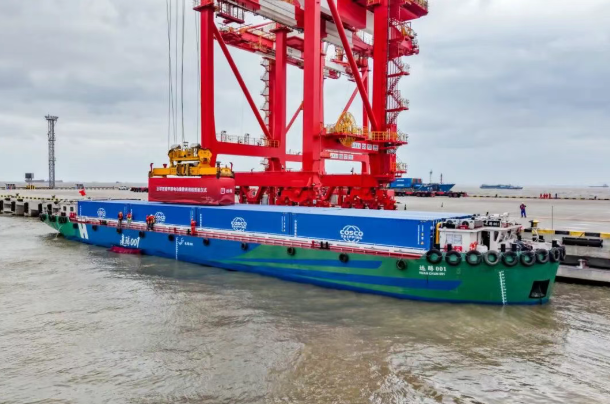 全球首艘醇氢电动集散两用船“远醇 001”首航，上港集团与吉利控股合作签约