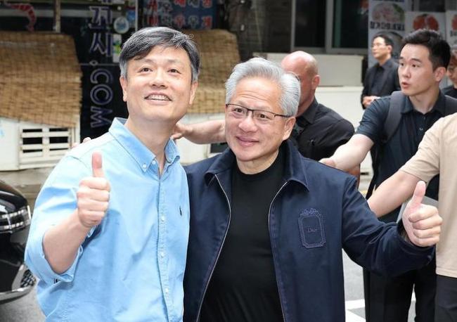 黄仁勋访韩第三日：首尔网吧会晤游戏巨头负责人，聚焦实体AI合作