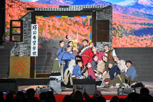 宝鸡文理学院举办“青春正当时 逐梦向未来”2025年迎新生文艺晚会