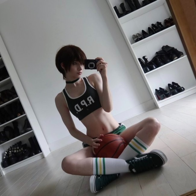 威斯克狂喜！ 美女姐姐cos《生化危机9》蕾贝卡隐藏性感照