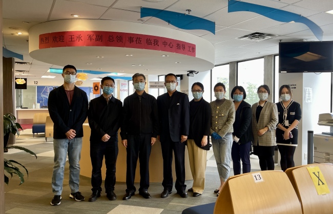 王承军副总领事走访慰问温哥华签证申请服务中心