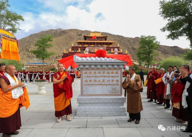 班禅额尔德尼·确吉杰布在佛协西藏分会日常履职办公