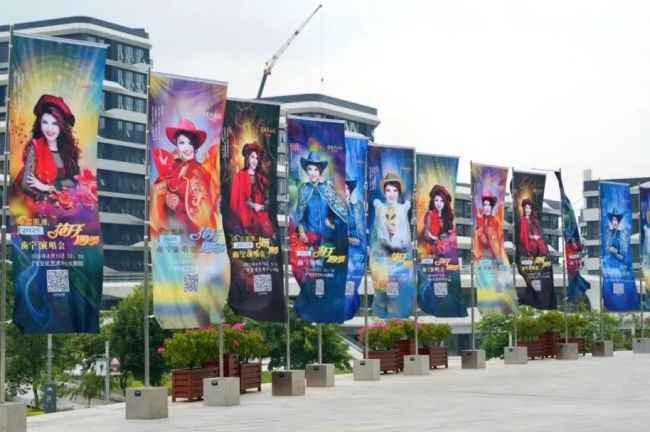 “花开四季” 燃爆邕城！乌兰图雅用草原歌声点亮南宁夏夜！