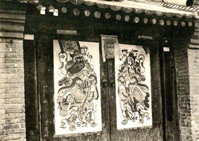 民国时期，大门上张贴的杨柳青门神画。采自1942年1月《北支》。
