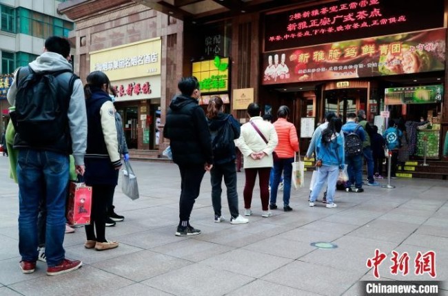 资料图：上海老字号推出网红青团吸引民众排队“尝鲜”。　汤彦俊 摄