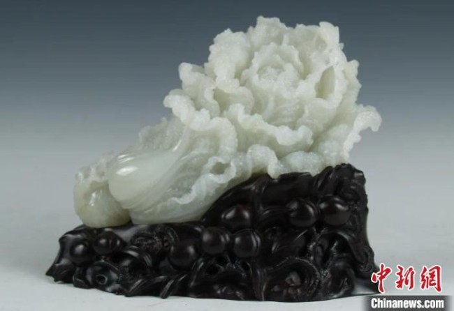 玉雕精品和田白玉籽《螳螂白菜》展示。扬州运河文投集团供图
