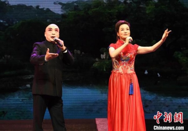 黄梅戏演员和淮剧演员联手献艺令人耳目一新。　周晨阳 摄