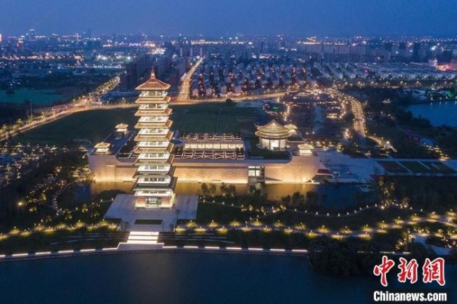 航拍夜色中的中国大运河博物馆。　泱波 摄